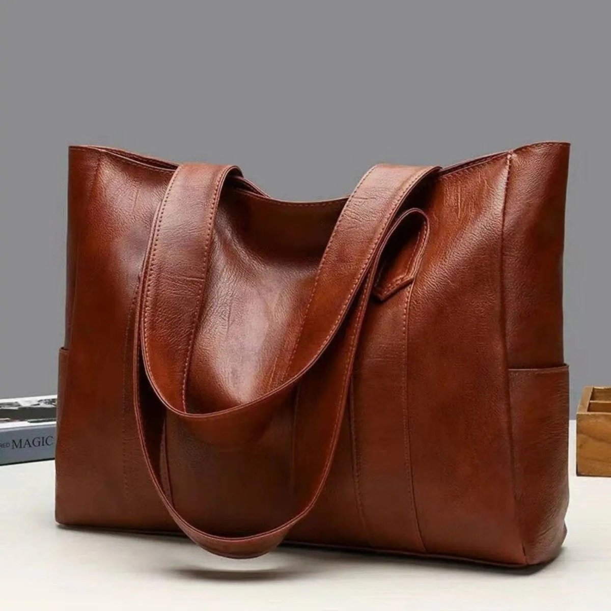 Elegante borsa a tracolla in pelle dallo stile retrò e dalla superficie liscia. 7