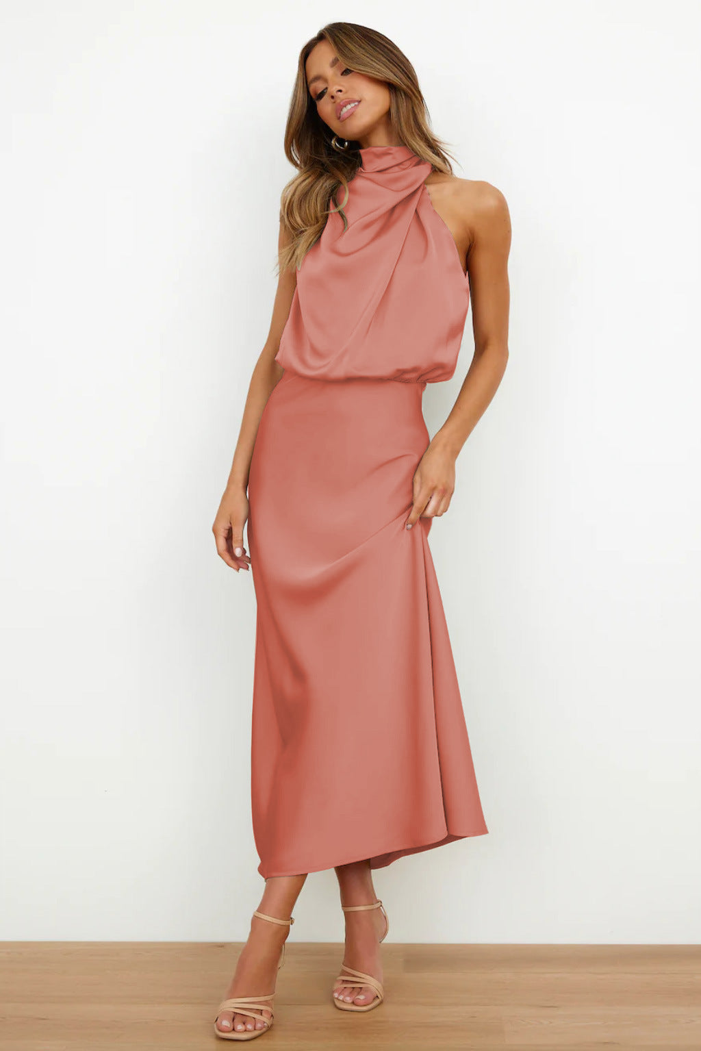 Elysia | Vestito Lungo Elegante in Raso con Scollo Halter Neck 15