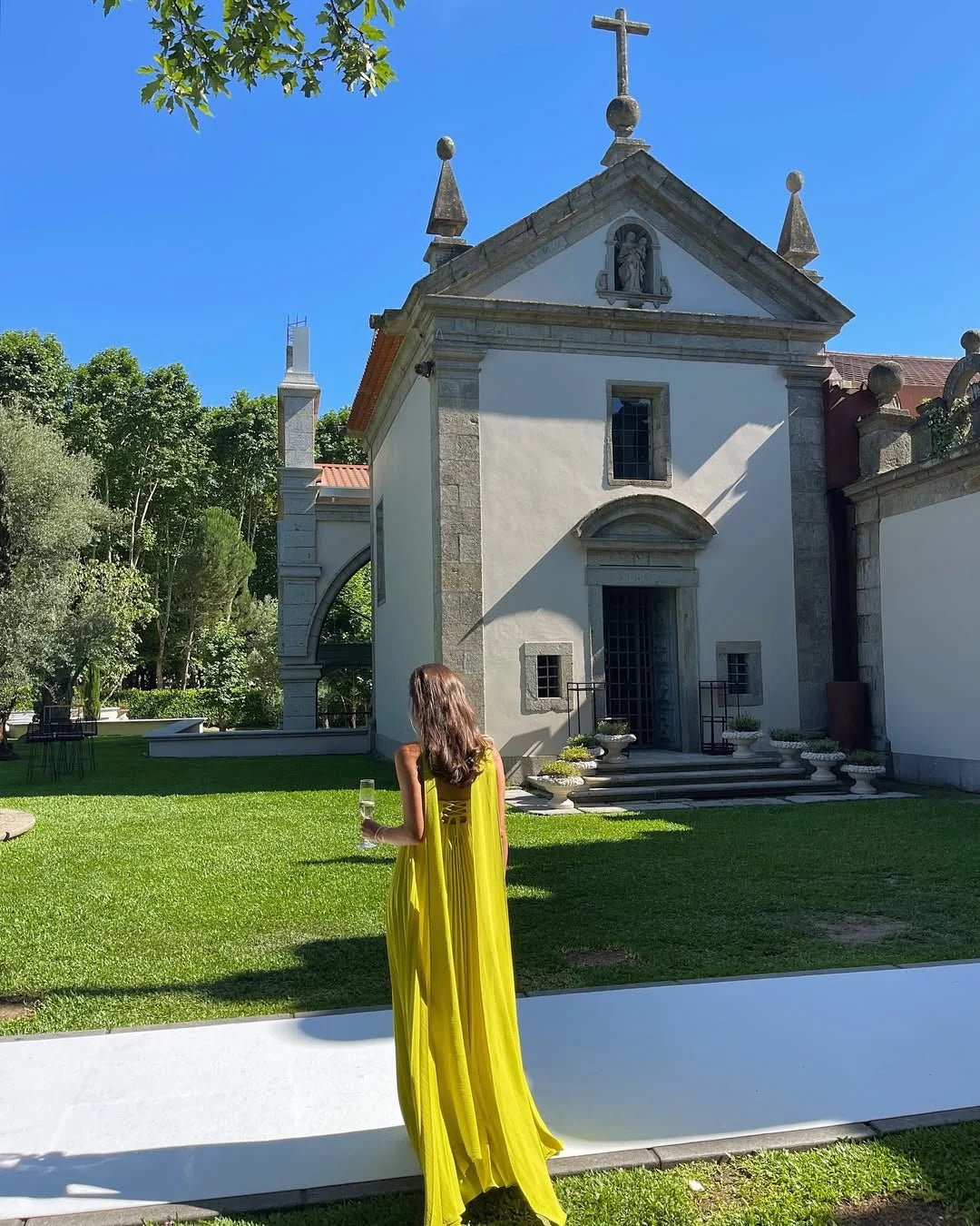 Abito lungo giallo plissettato da donna 2