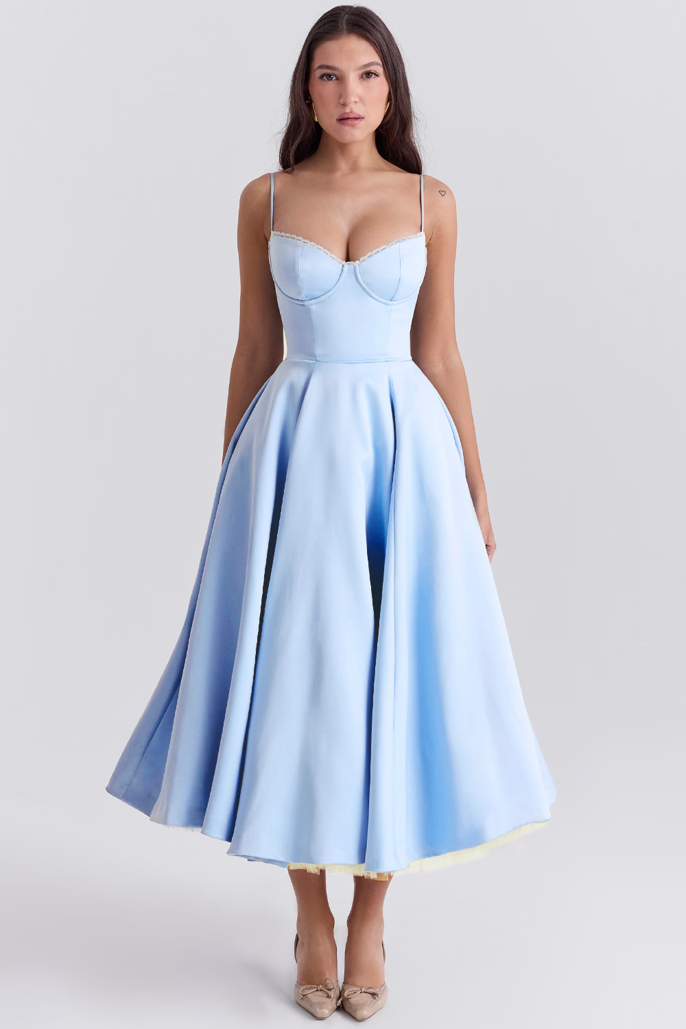 Abito midi da donna con corpetto a bustier, spalline sottili, bordo in pizzo sullo scollo e gonna a ruota con tasche laterali. 1