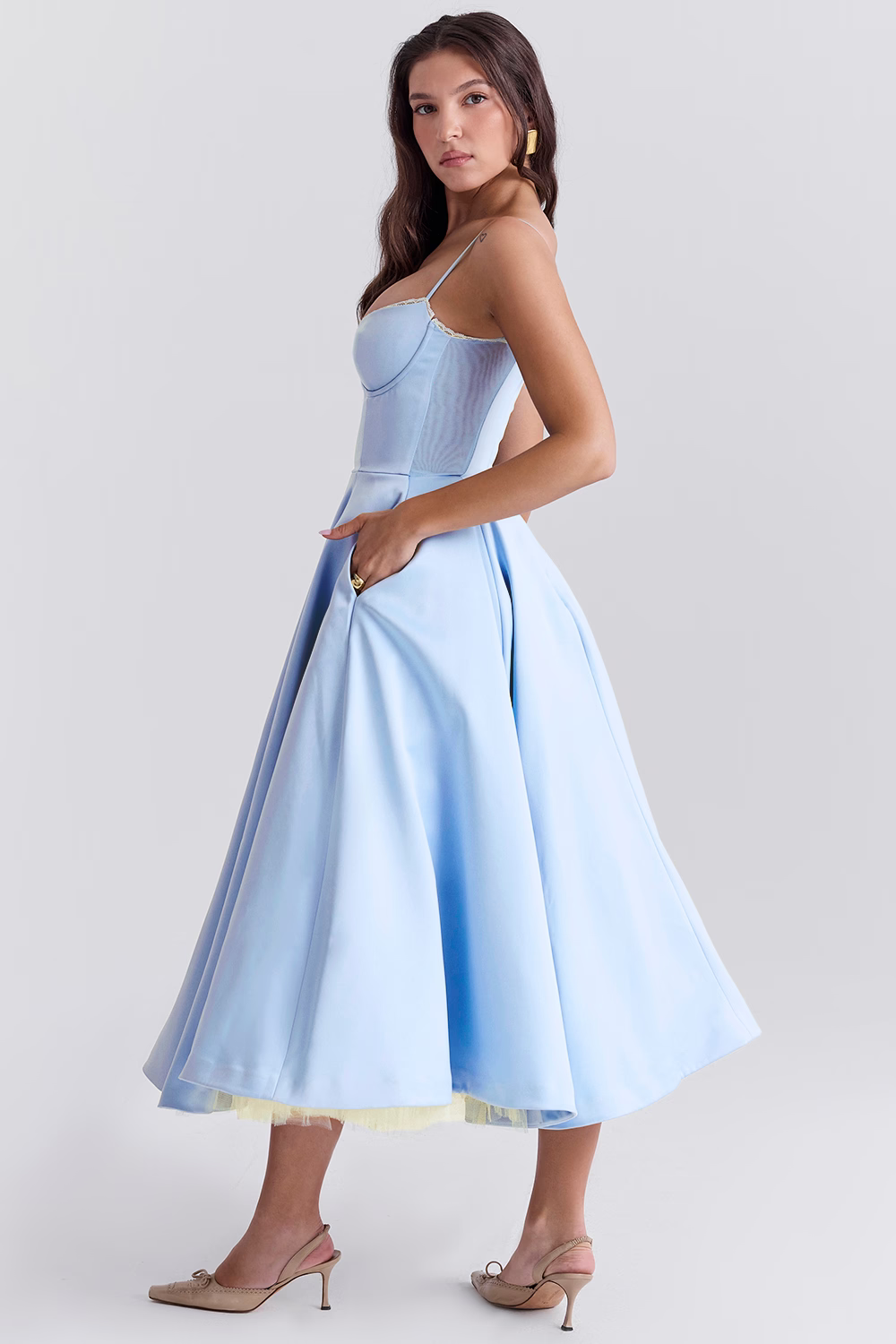 Abito midi da donna con corpetto a bustier, spalline sottili, bordo in pizzo sullo scollo e gonna a ruota con tasche laterali. 2