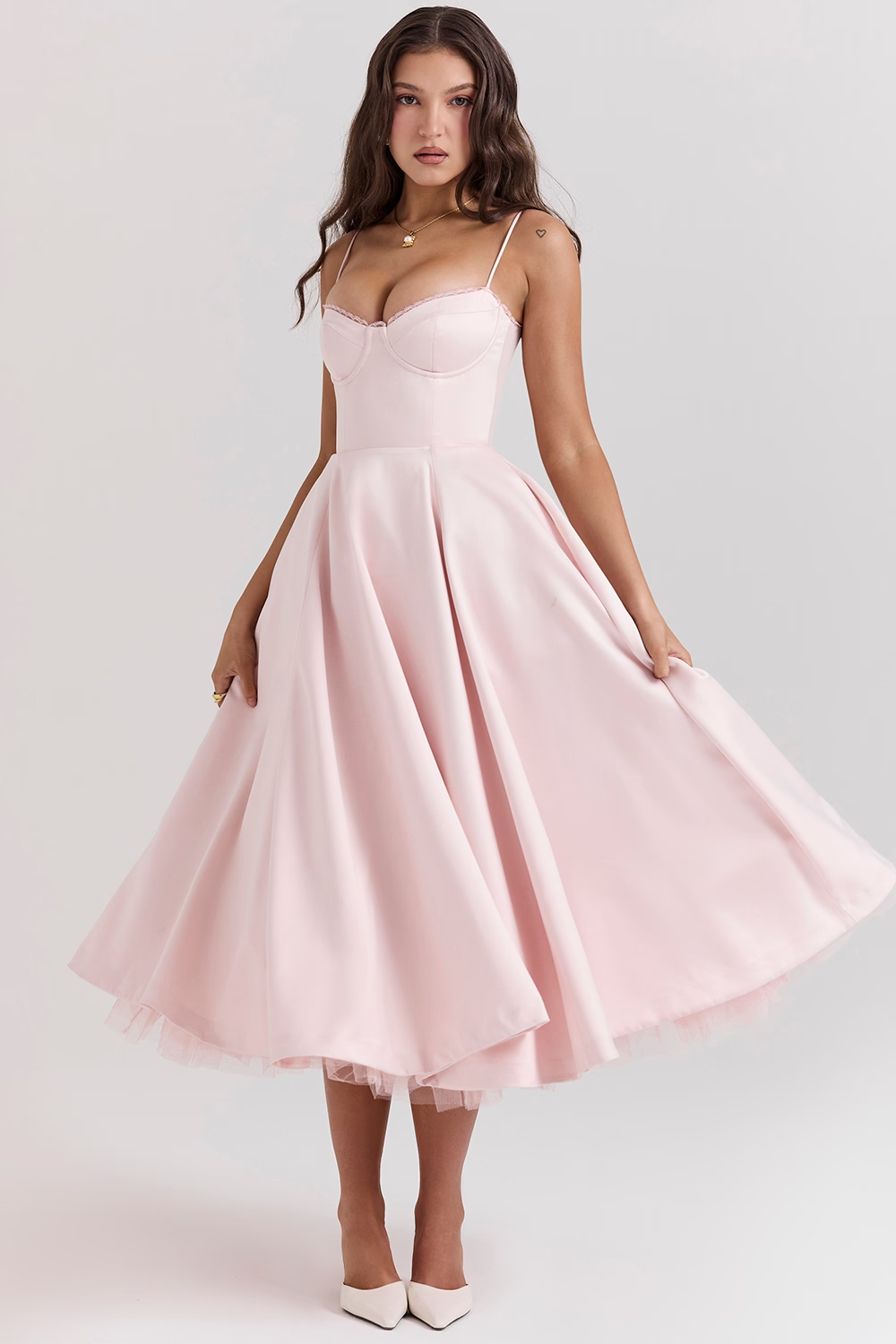 Abito midi da donna con corpetto a bustier, spalline sottili, bordo in pizzo sullo scollo e gonna a ruota con tasche laterali. 3