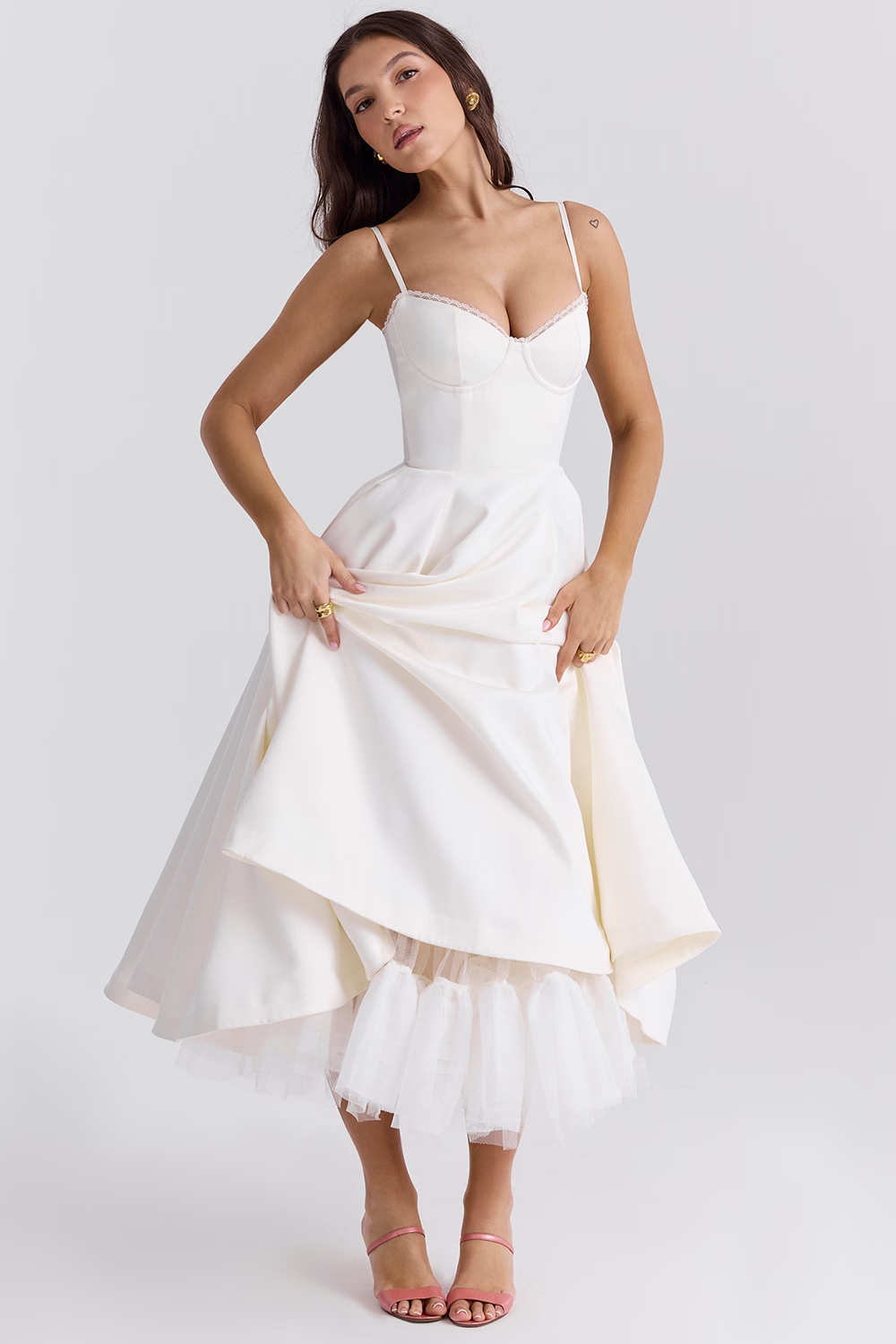 Abito midi da donna con corpetto a bustier, spalline sottili, bordo in pizzo sullo scollo e gonna a ruota con tasche laterali. 6