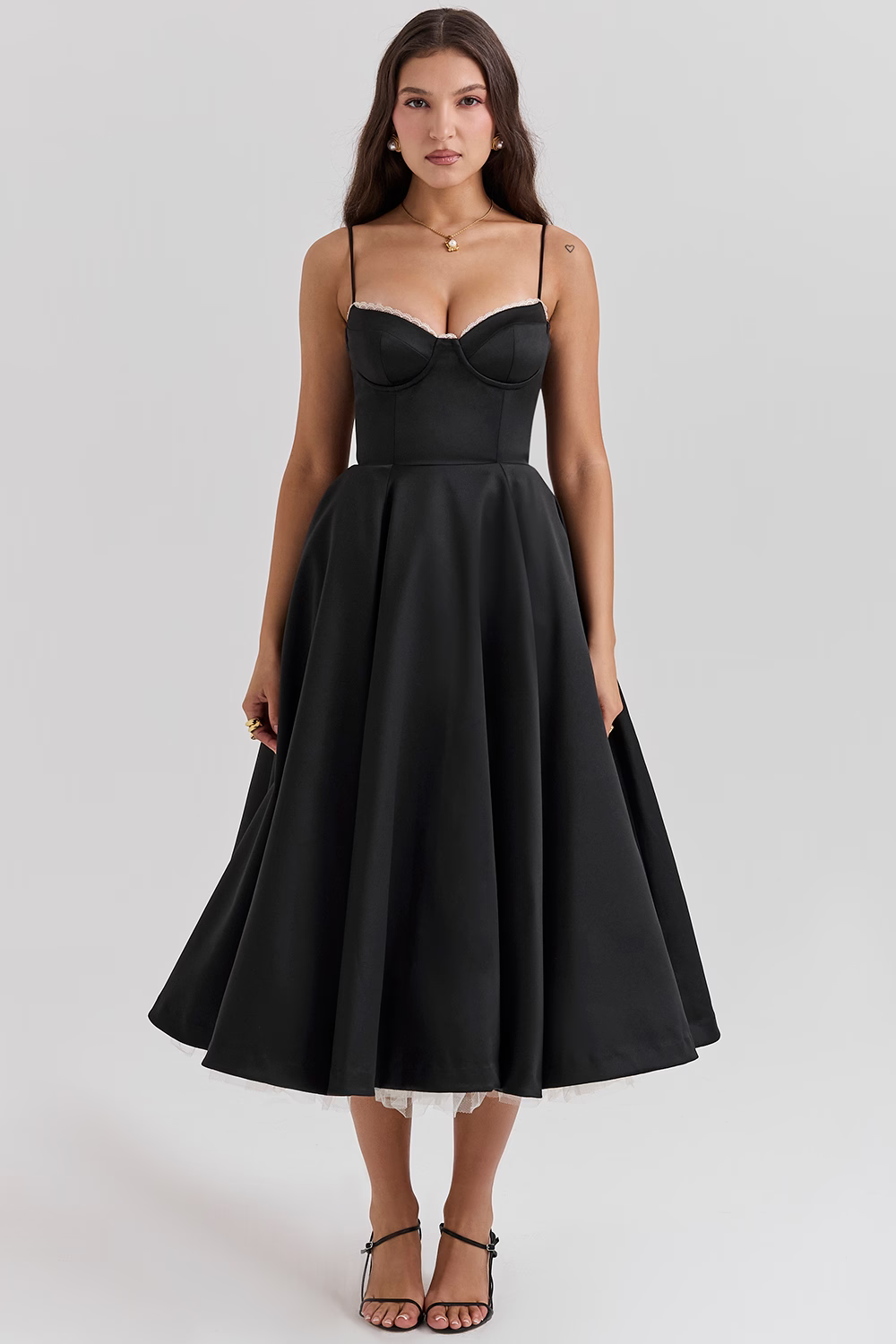 Abito midi da donna con corpetto a bustier, spalline sottili, bordo in pizzo sullo scollo e gonna a ruota con tasche laterali. 8