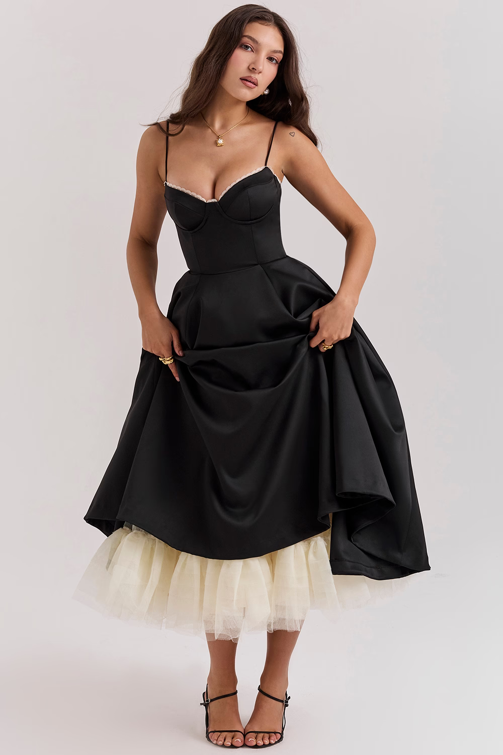 Abito midi da donna con corpetto a bustier, spalline sottili, bordo in pizzo sullo scollo e gonna a ruota con tasche laterali. 9