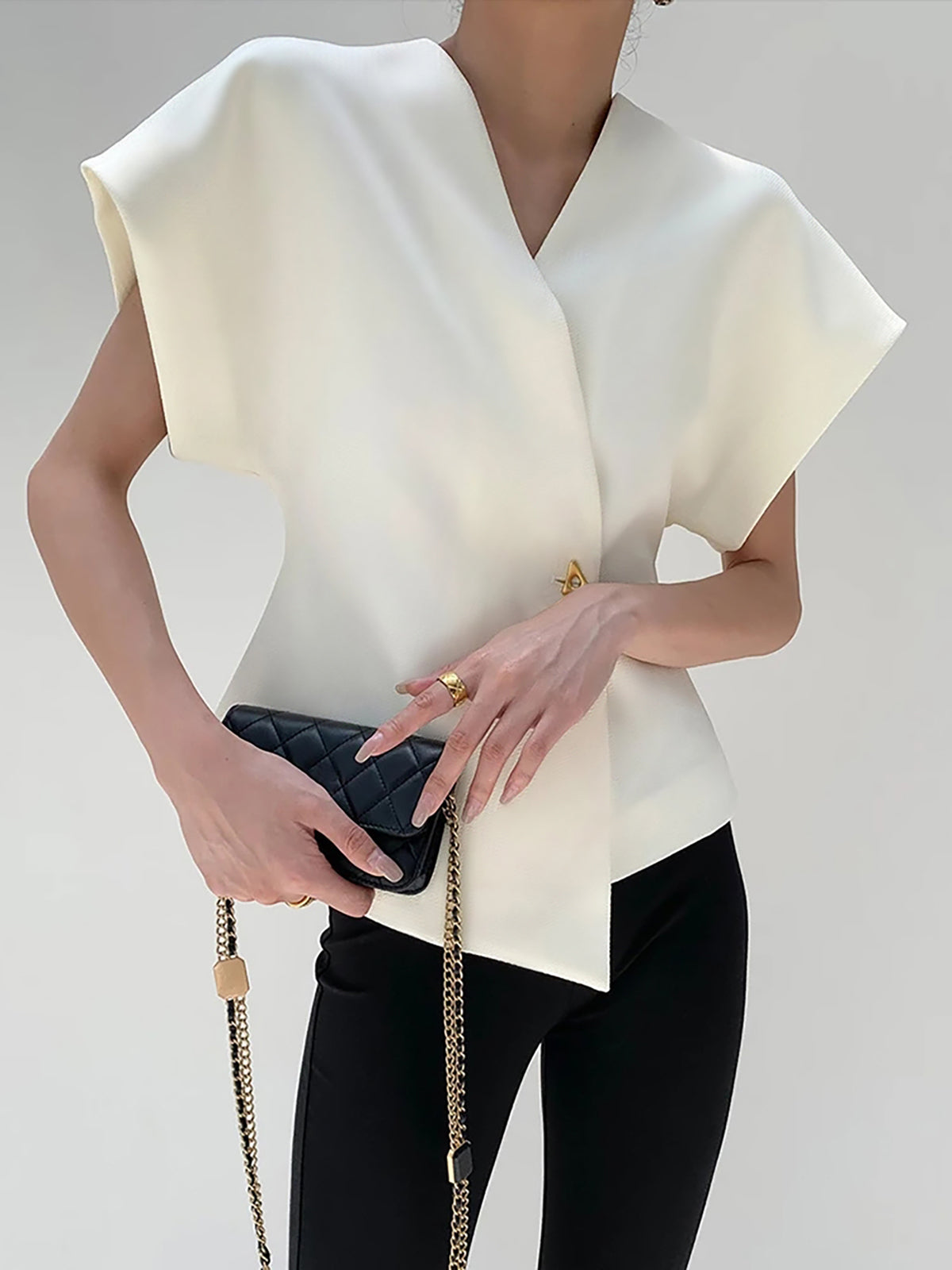 Bella V | Blusa Donna Elegante con Scollo a V e Design Senza Maniche 2