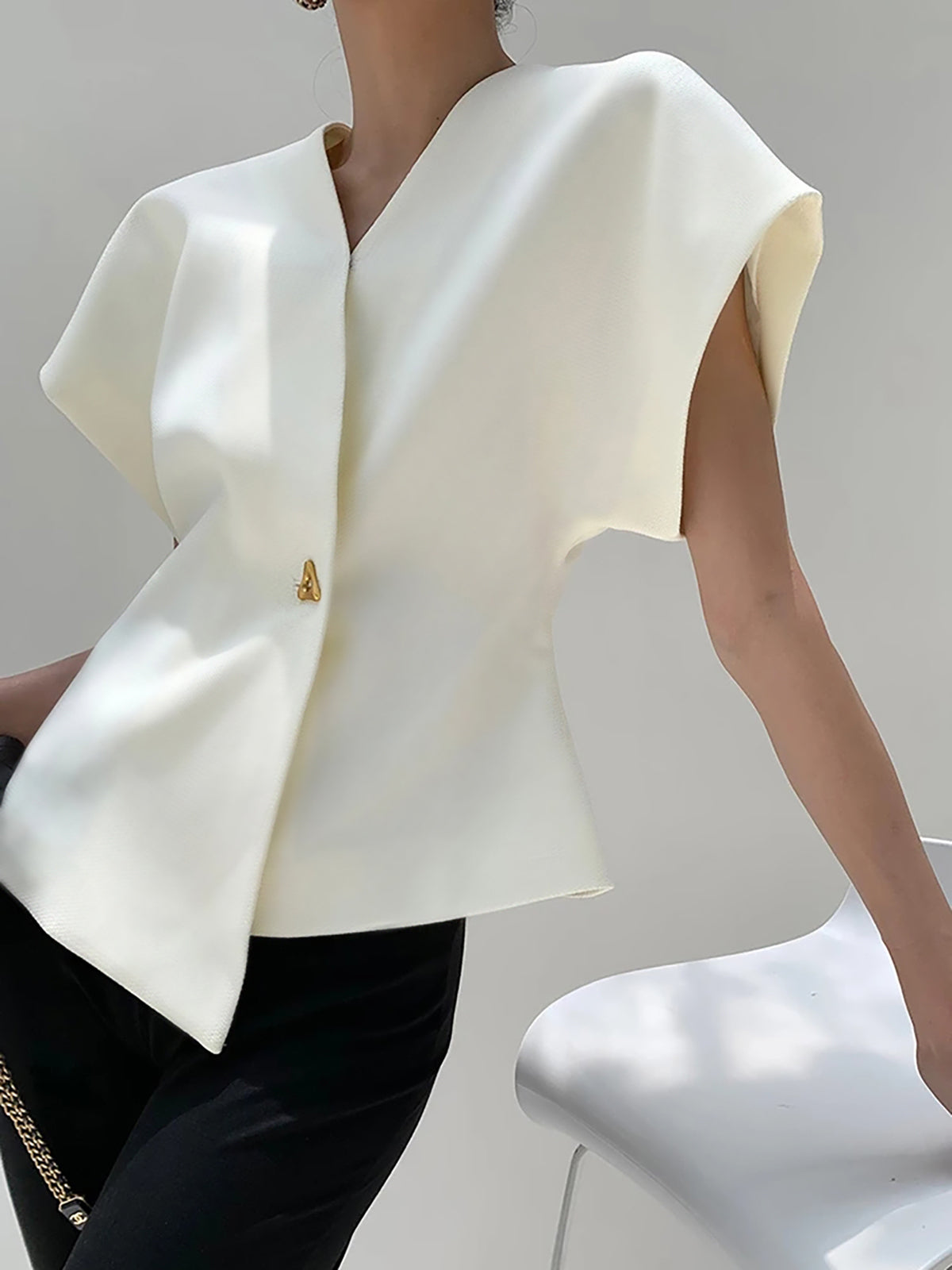 Bella V | Blusa Donna Elegante con Scollo a V e Design Senza Maniche 3