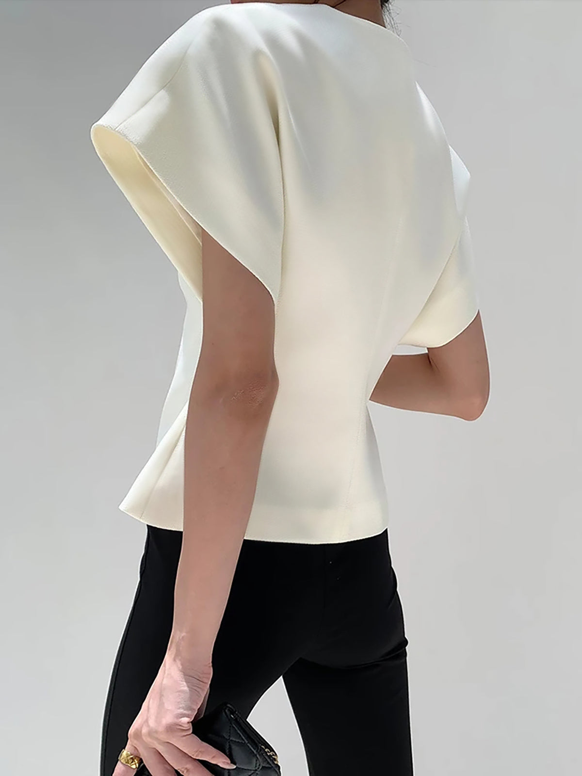Bella V | Blusa Donna Elegante con Scollo a V e Design Senza Maniche 4