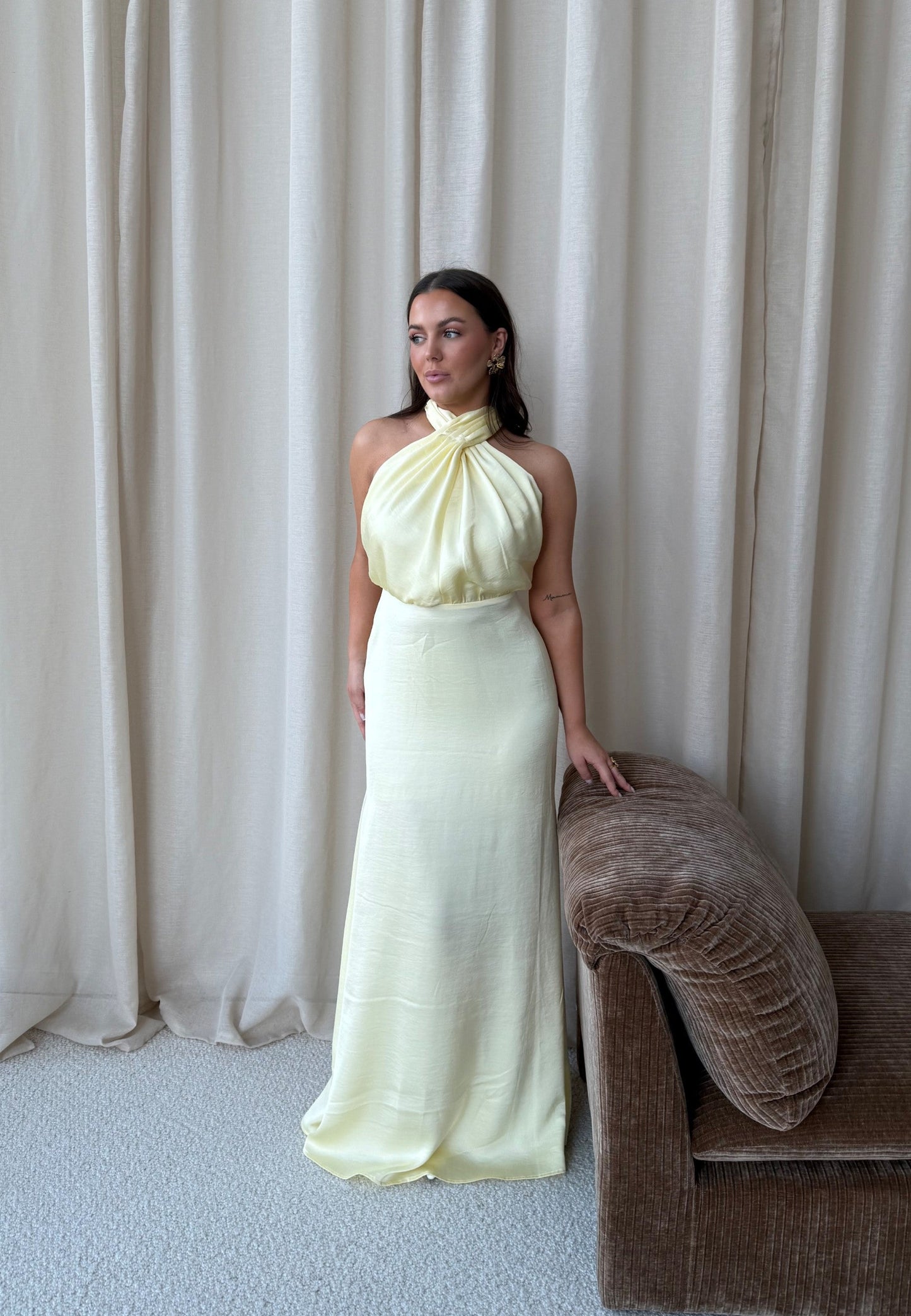 Bello | Maxi Abito da Donna in Raso Giallo Burro con Scollo All'Americana per Cerimonia 6