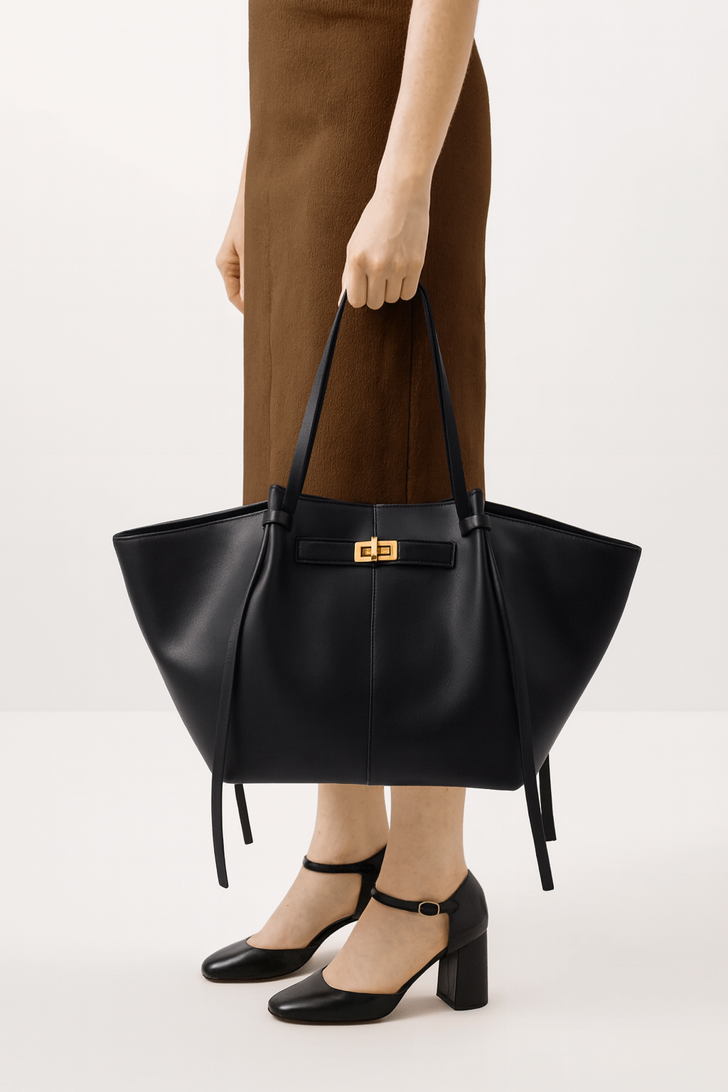 Borsa Lyra di grandi dimensioni in similpelle nera. 5