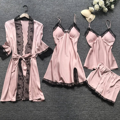 Completo da notte in raso a 4 pezzi con pizzo: vestaglia, sottoveste, top e pantaloncini. 0