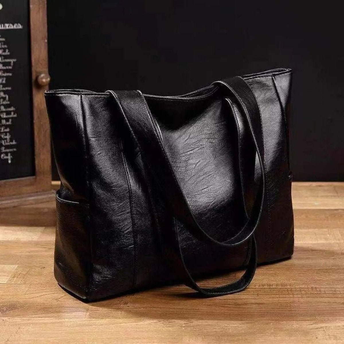 Elegante borsa a tracolla in pelle dallo stile retrò e dalla superficie liscia. 2