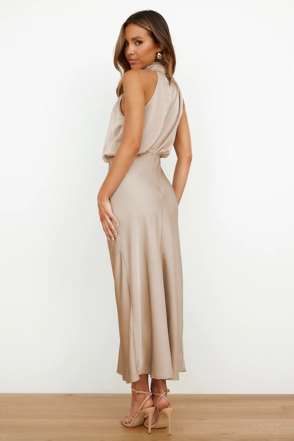 Elysia | Vestito Lungo Elegante in Raso con Scollo Halter Neck 2