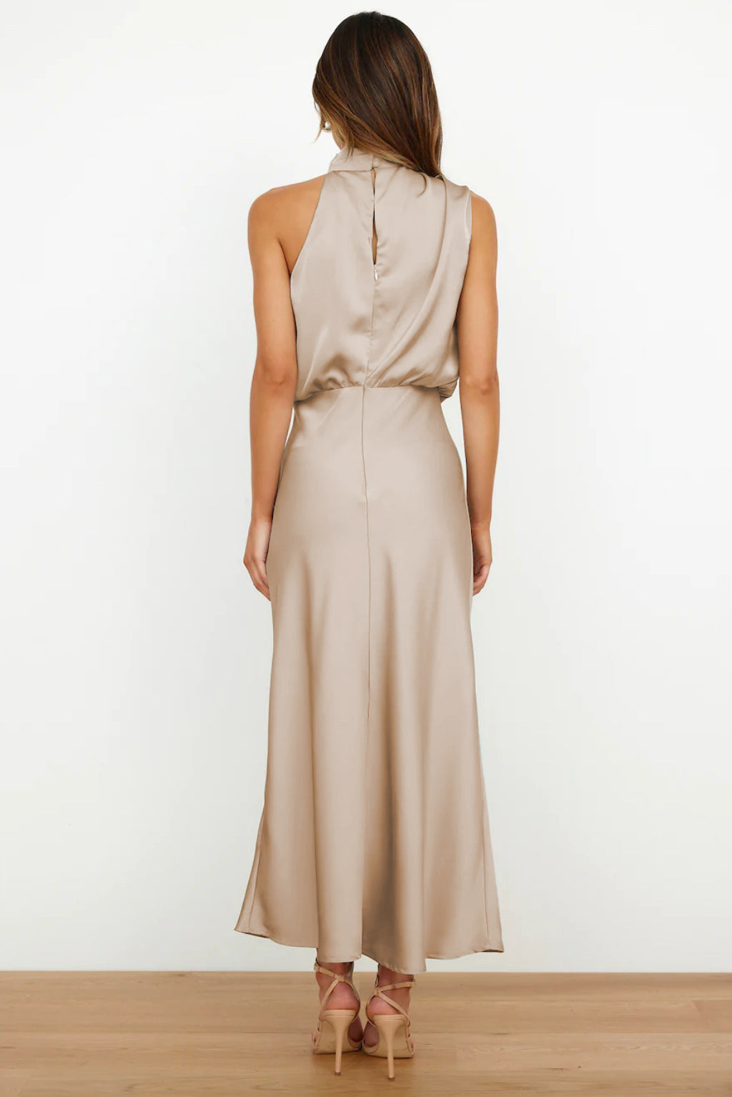 Elysia | Vestito Lungo Elegante in Raso con Scollo Halter Neck 3