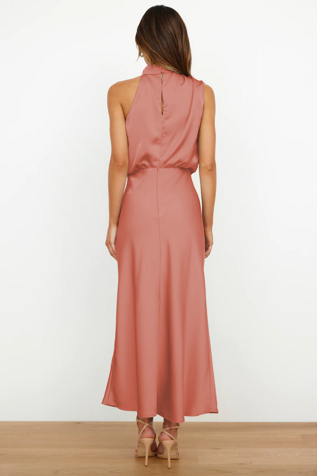 Elysia | Vestito Lungo Elegante in Raso con Scollo Halter Neck 4
