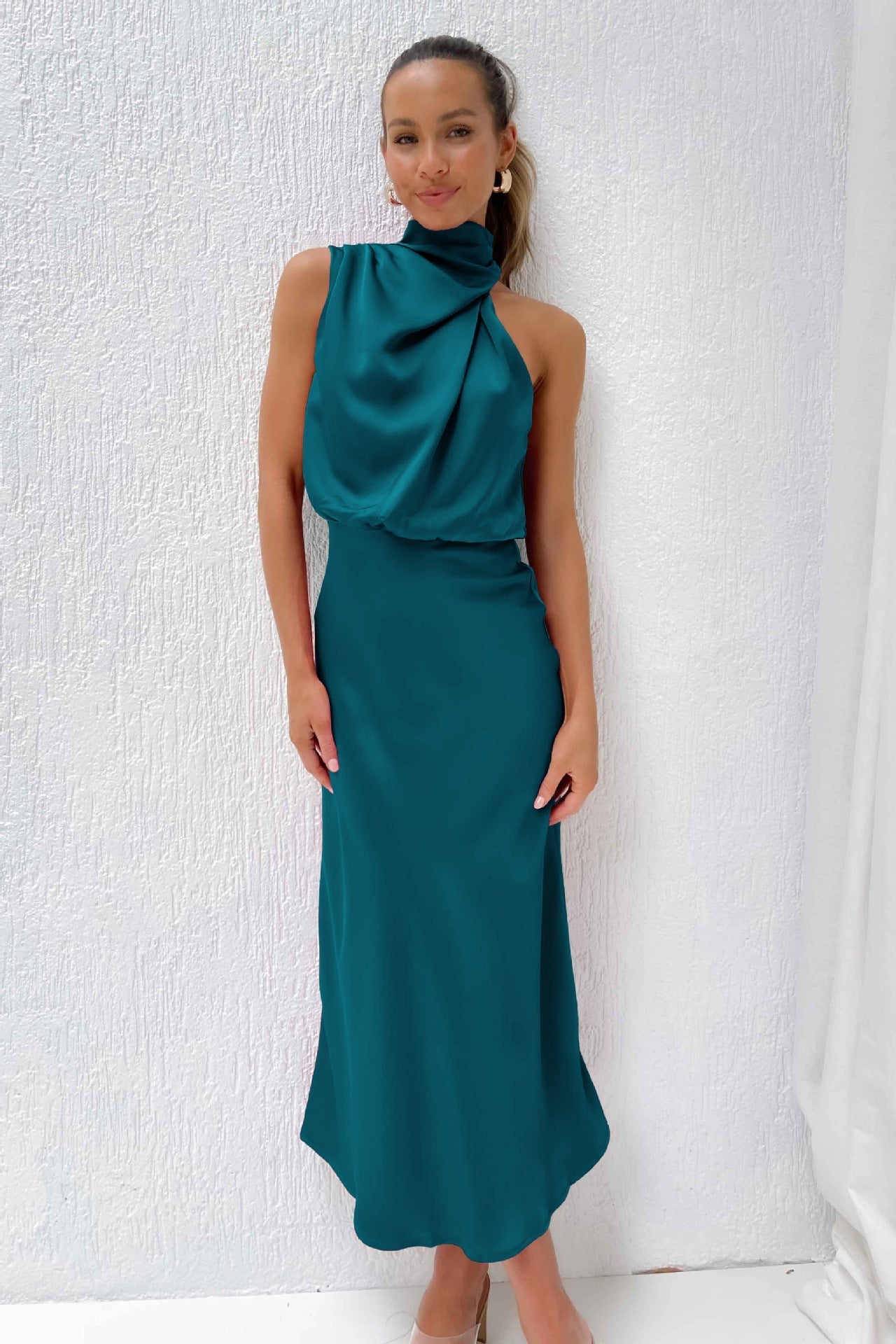 Elysia | Vestito Lungo Elegante in Raso con Scollo Halter Neck 6