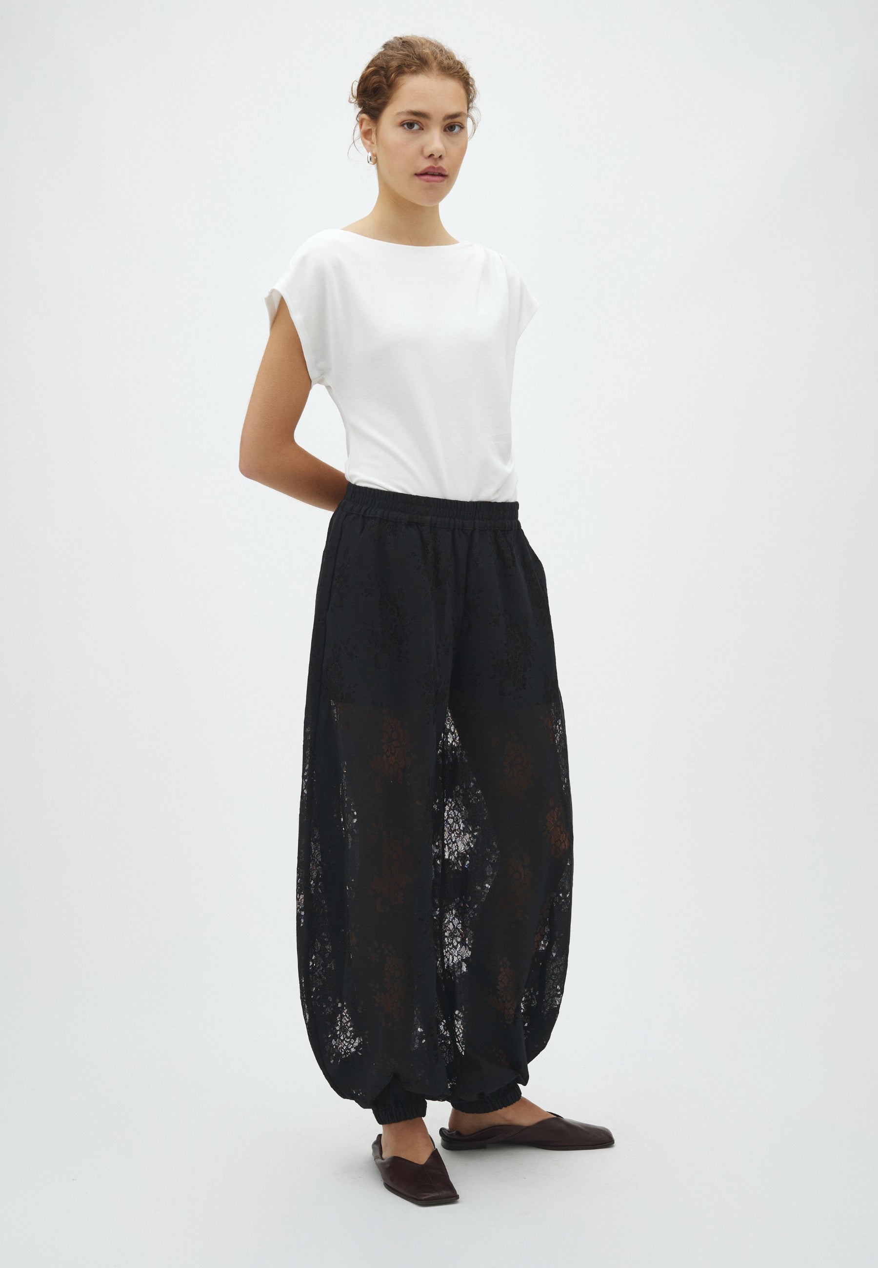 Elysian | Pantaloni Donna in Pizzo Nero a Palloncino 1