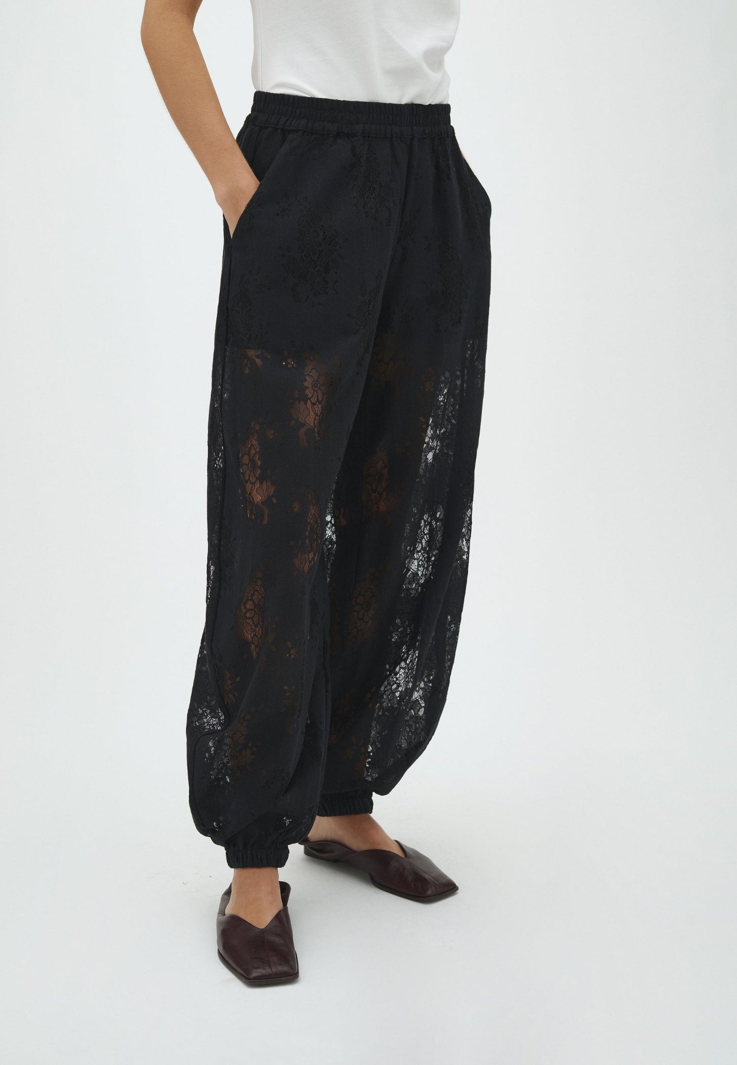 Elysian | Pantaloni Donna in Pizzo Nero a Palloncino 2