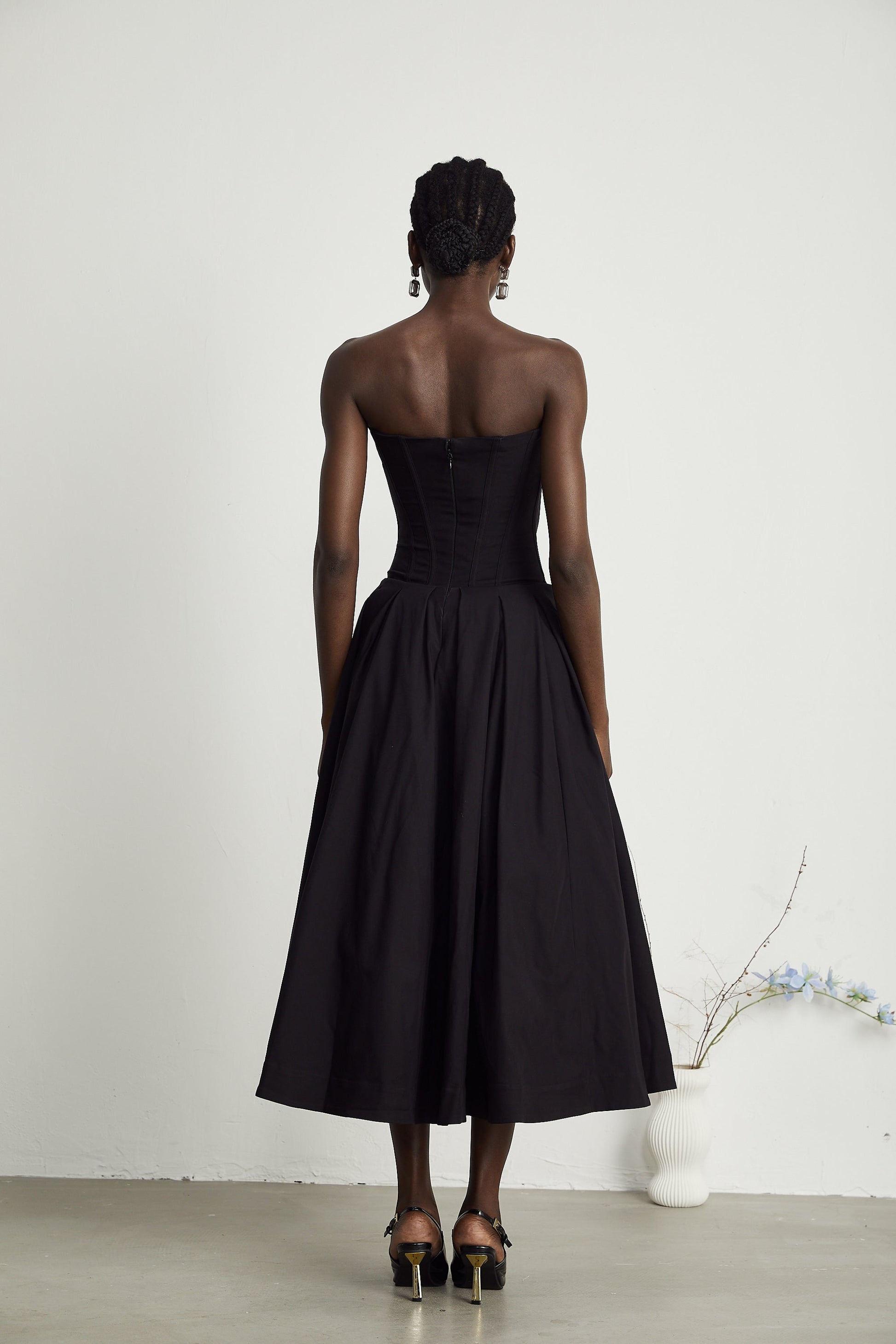 Katherine | Abito Midi Elegante Nero con Corsetto e Spalle Scoperte 2