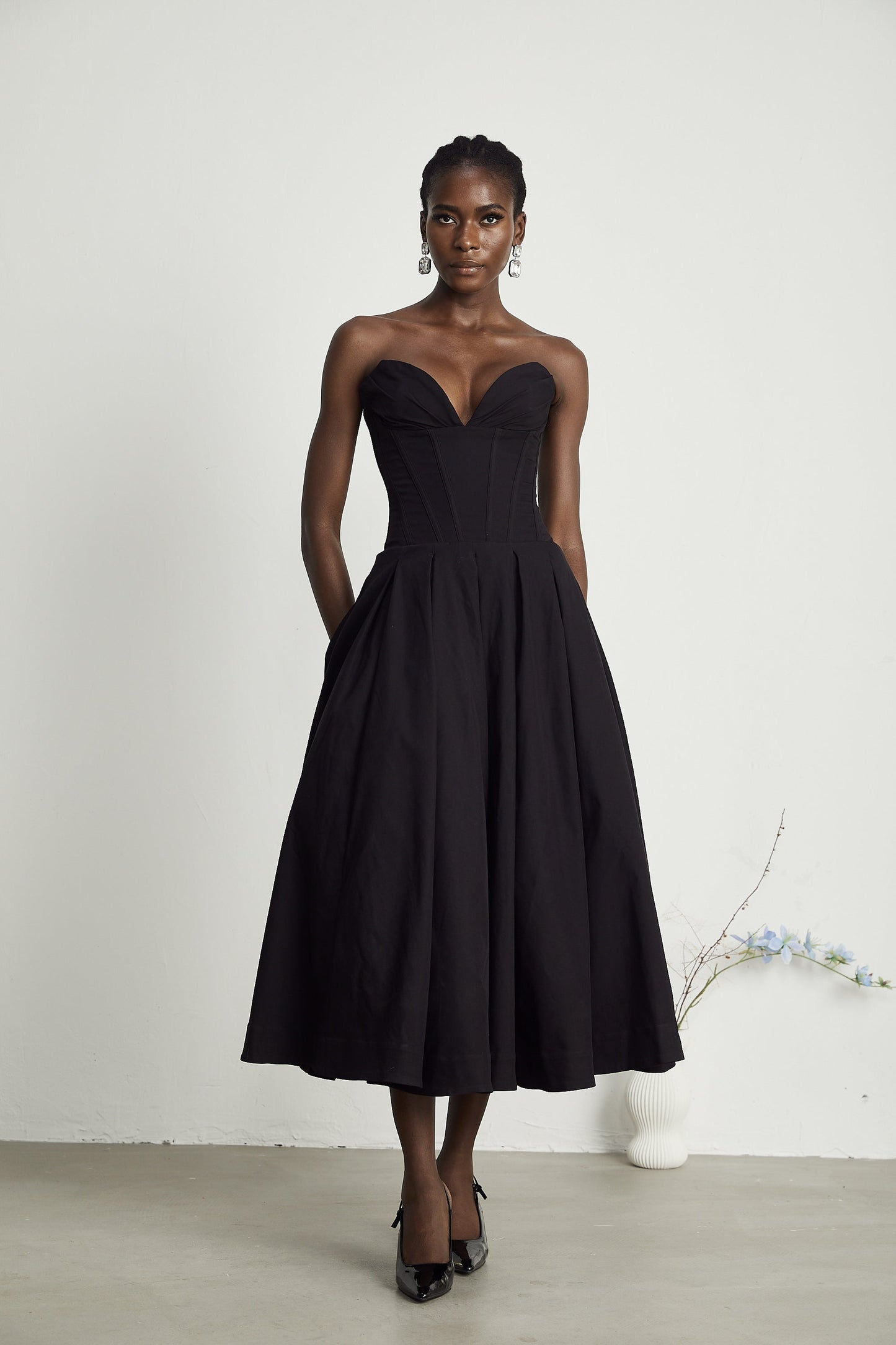Katherine | Abito Midi Elegante Nero con Corsetto e Spalle Scoperte 3