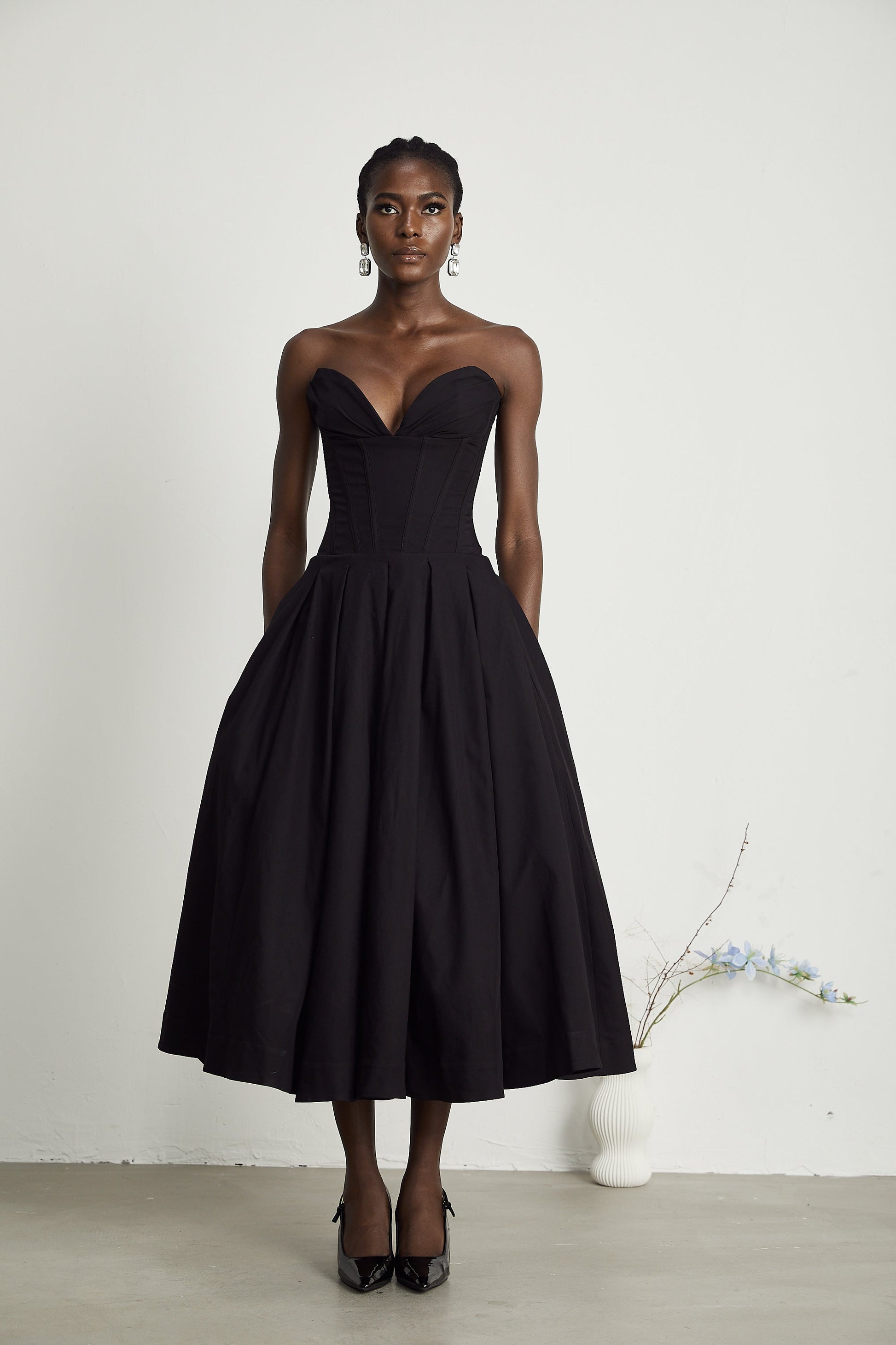 Katherine | Abito Midi Elegante Nero con Corsetto e Spalle Scoperte 4