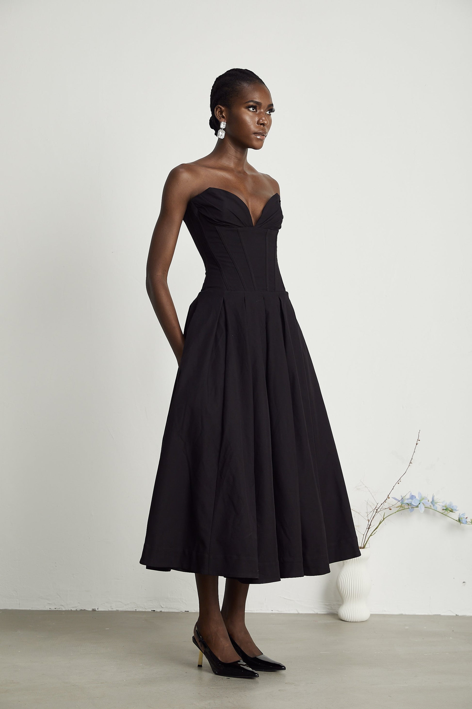 Katherine | Abito Midi Elegante Nero con Corsetto e Spalle Scoperte 5