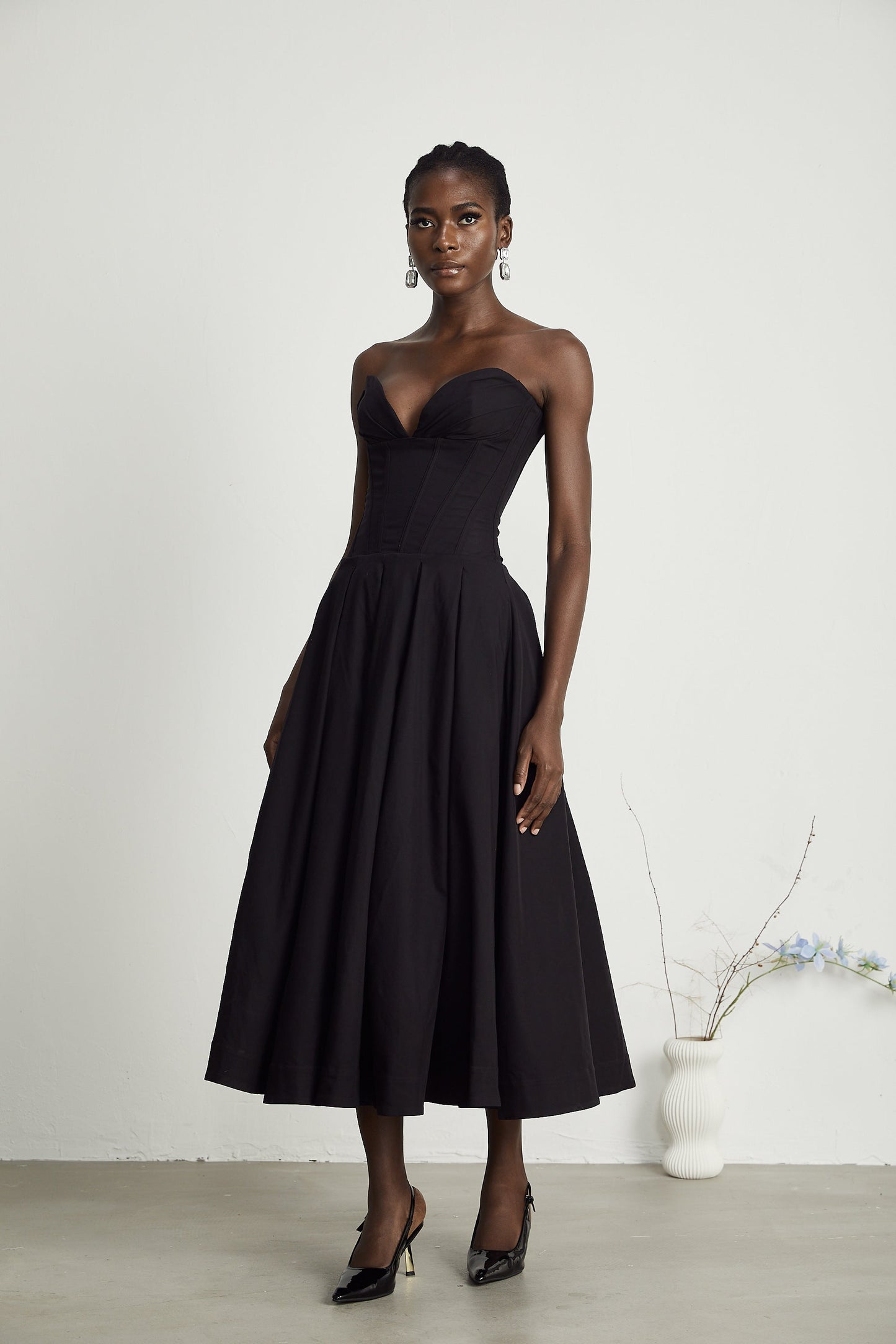 Katherine | Abito Midi Elegante Nero con Corsetto e Spalle Scoperte 6