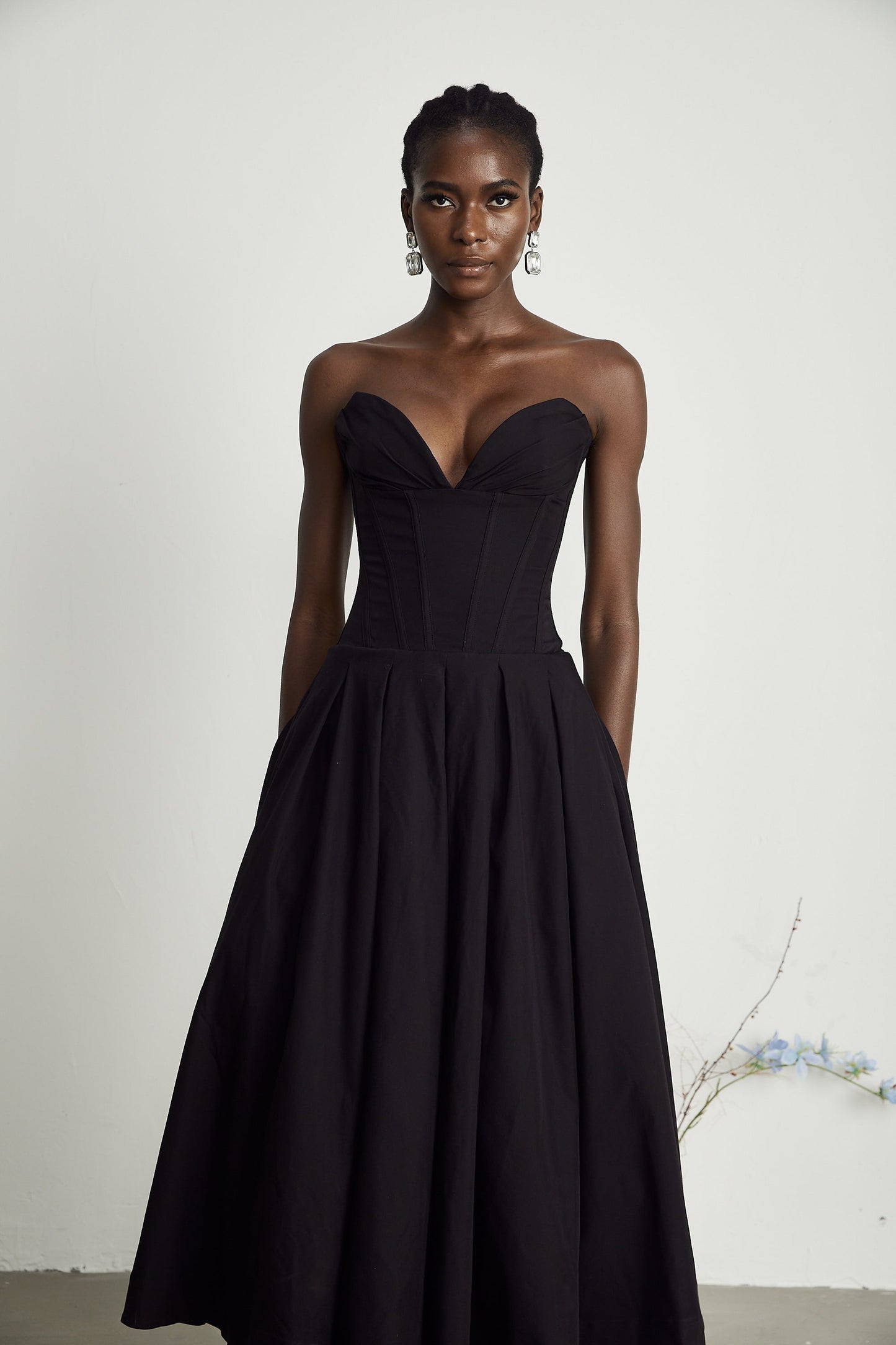 Katherine | Abito Midi Elegante Nero con Corsetto e Spalle Scoperte 7