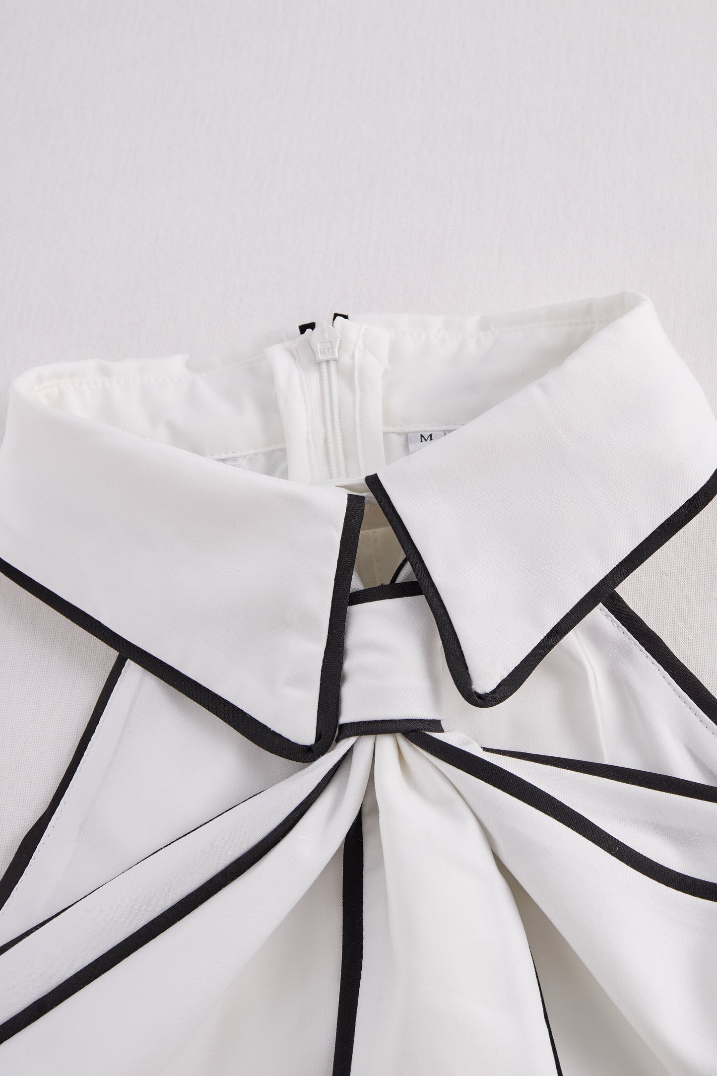 Mira | Canottiere Donna Elegante con Scollo All'Americana e Dettagli in Contrasto 4