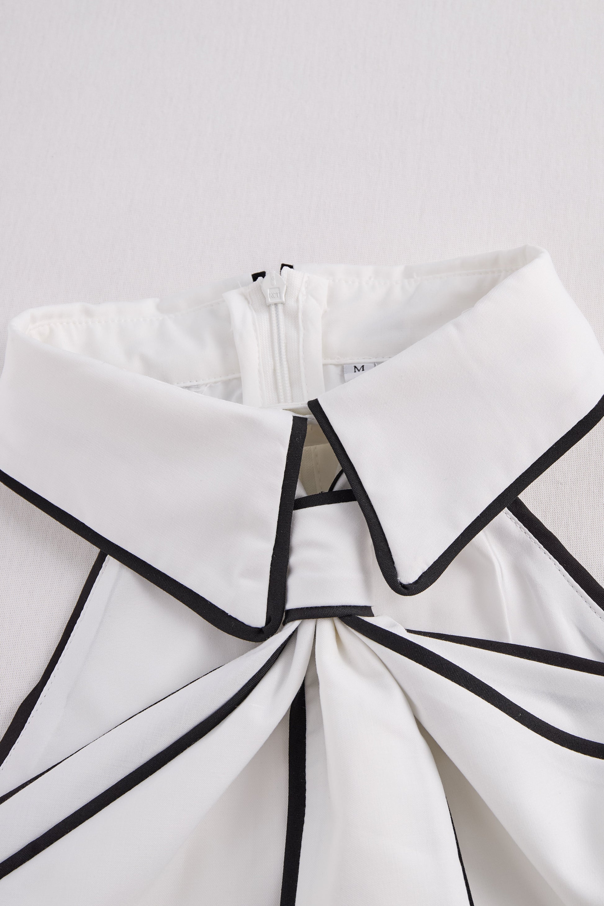 Mira | Canottiere Donna Elegante con Scollo All'Americana e Dettagli in Contrasto 4