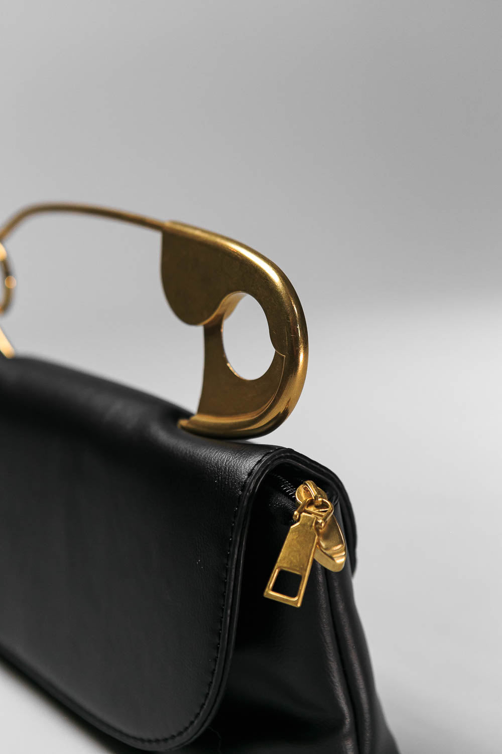 Pinnacle | Borsa Nera con Tracolla Dorata Staccabile 3