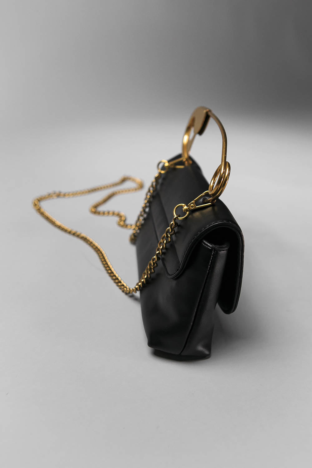 Pinnacle | Borsa Nera con Tracolla Dorata Staccabile 4