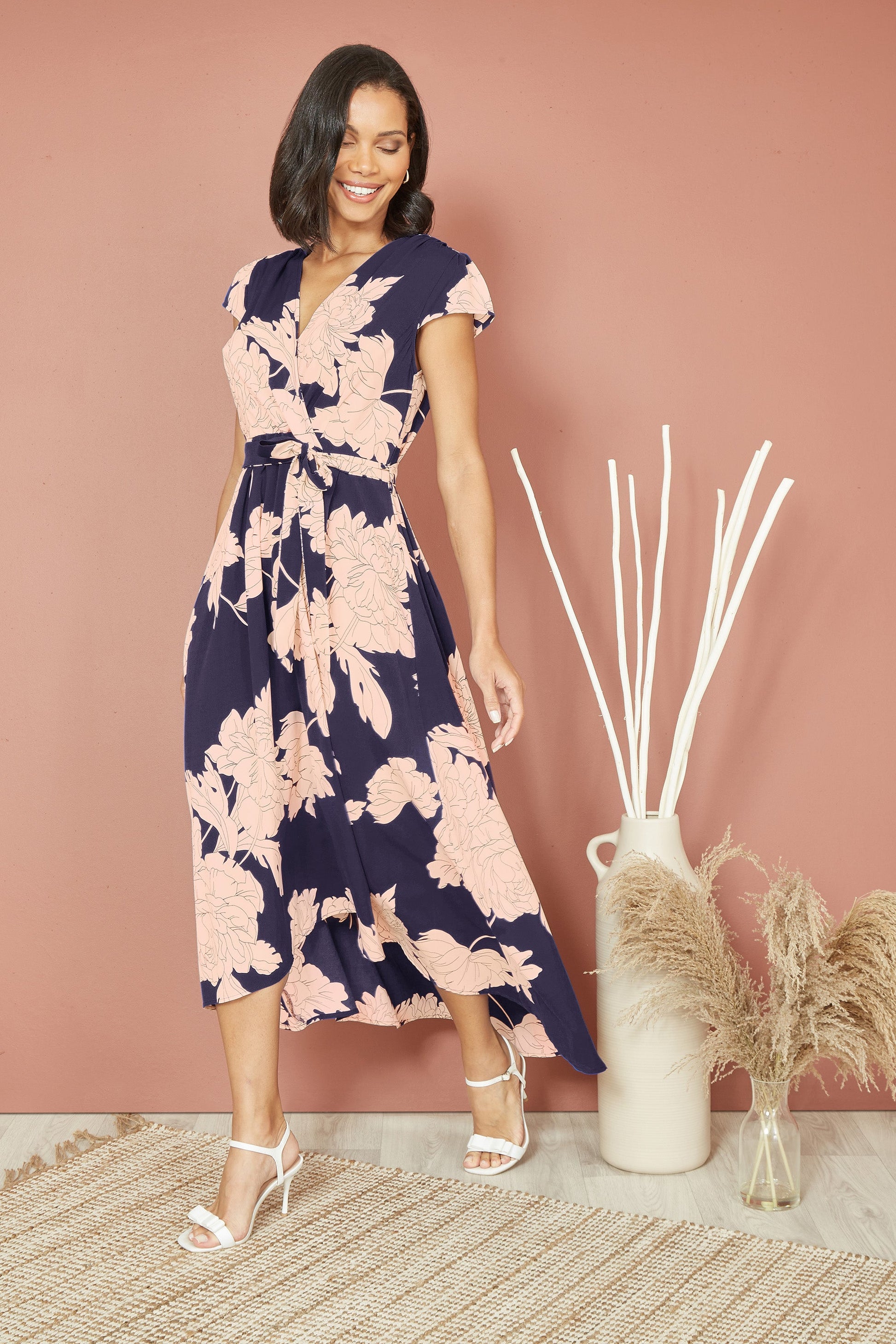 Yumi Navy Blossom | Abito Midi Elegante con Orlo Asimmetrico e Stampa Floreale 1
